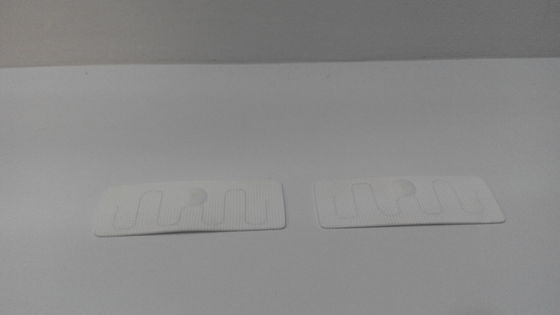Material tejido Etiqueta RFID UHF Etiqueta adesiva Smart Tag para la gestión de la ropa